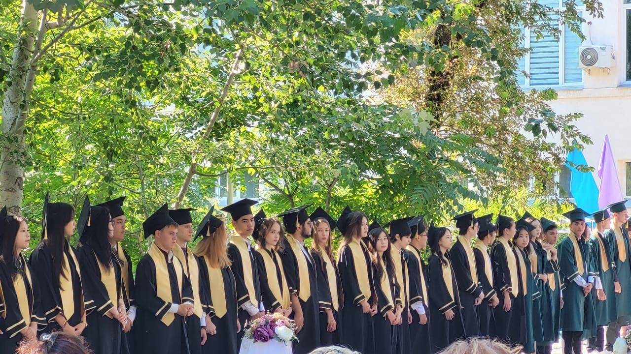 Ақтауда мамандандырылған IT-лицей түлектері сәнді киімнен бас тартып, қайырымдылық қорына ақша аударды