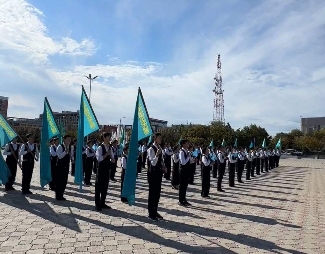 Ақтауда Республика күніне орай 100 оқушы мемлекеттік Әнұранды орындады