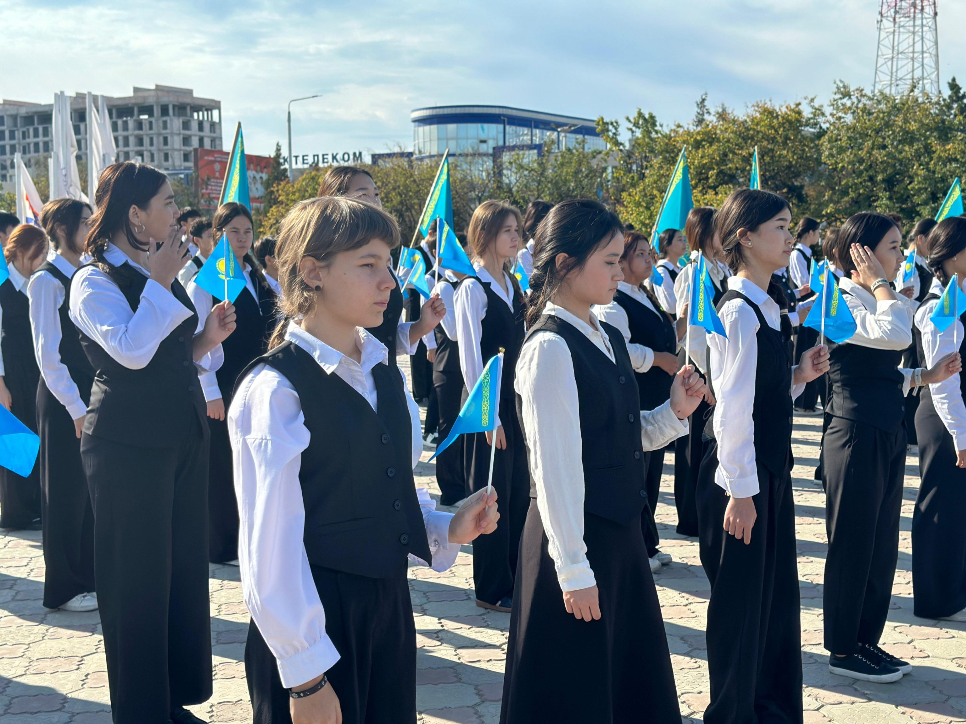 В Актау в честь Дня Республики 100 школьников исполнили государственный гимн