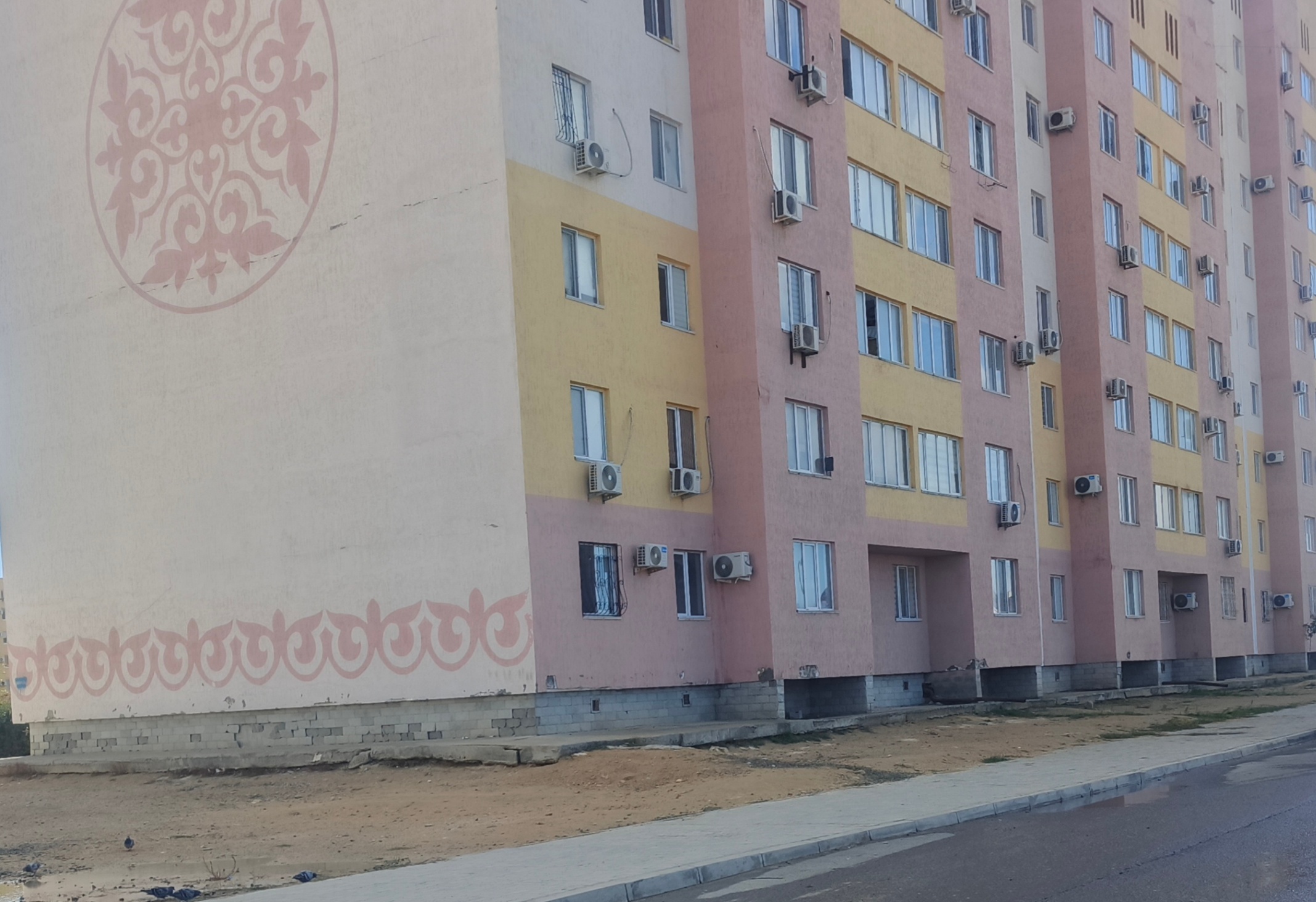 После взрыва в 32 В микрорайоне жители Актау требуют проверки различных цехов, расположенных на цокольных этажах