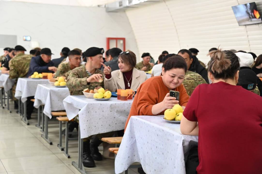 «Әскер аналар көзімен»: Теңіз жаяу әскерлері бригадасына жүзден астам ата-ана барды
