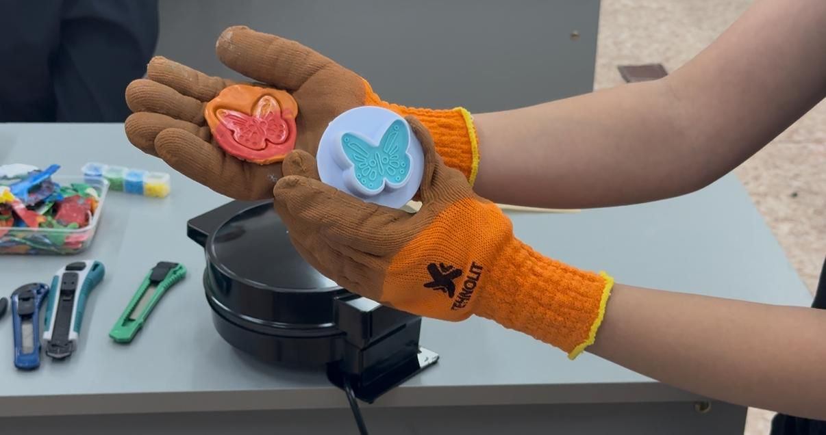 Каракиянская учительница перерабатывает пластик и изготавливает брелоки для ключей