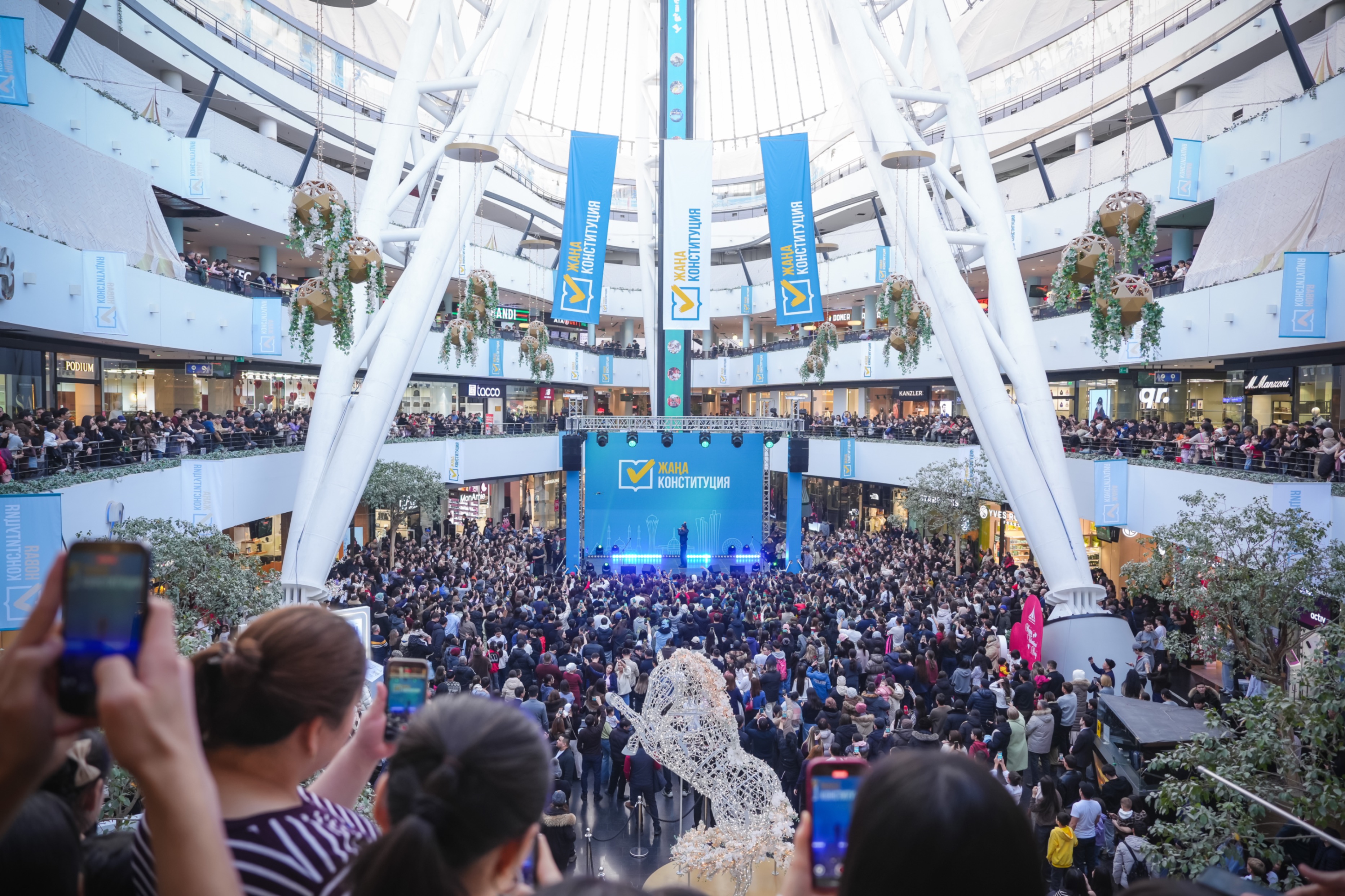 В Астане более 10 тысяч человек приняли участие в молодежном концерте в поддержку референдума