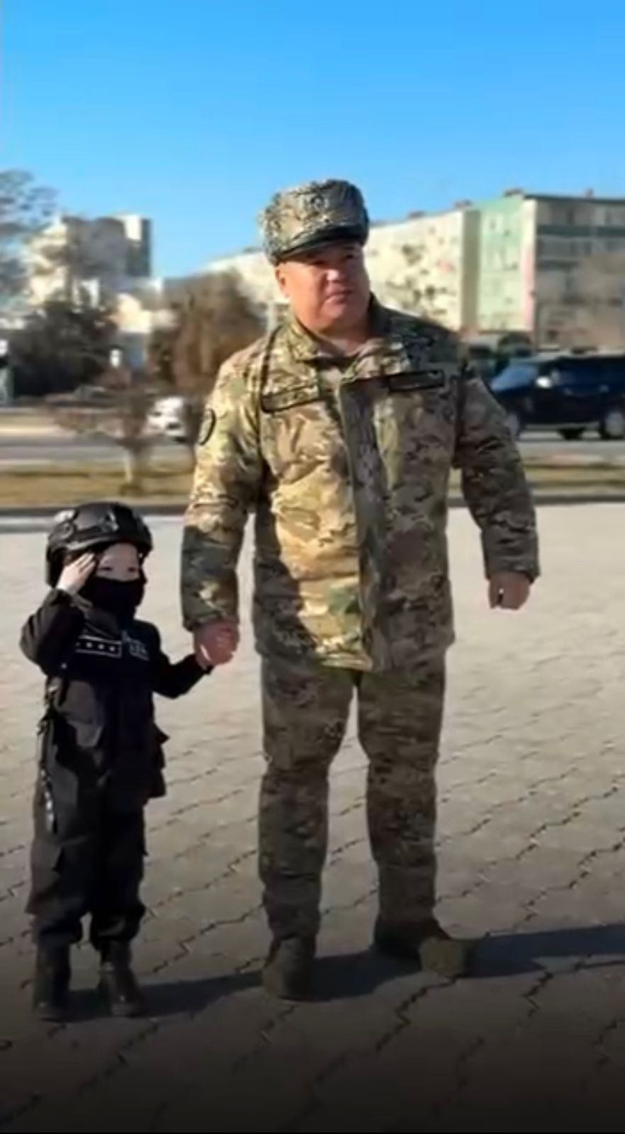 Ақтауда жас сақшы полицейлермен бірге сап түзеді