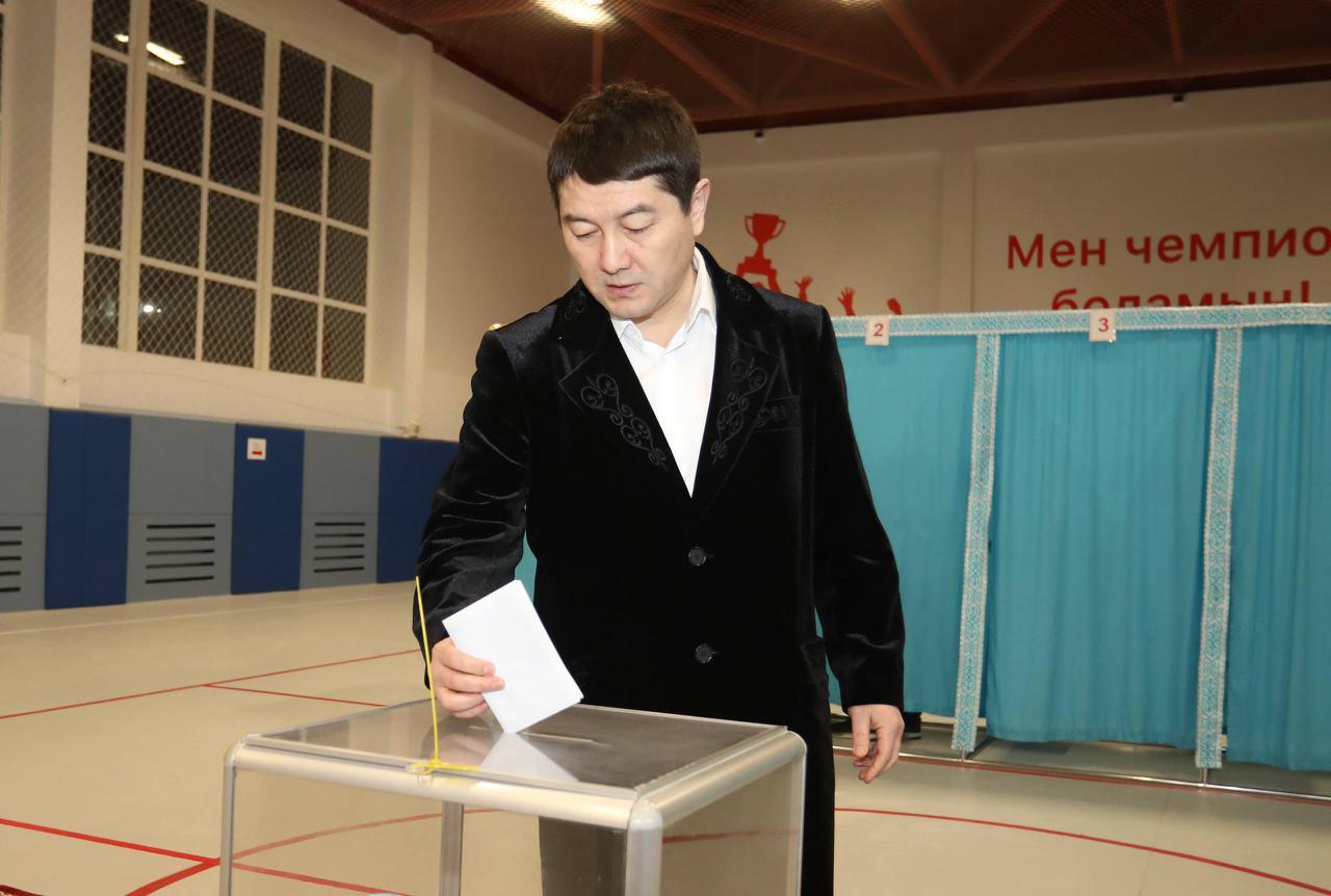 Маңғыстау облысының әкімі Нұрдәулет Қилыбай республикалық референдумда дауыс берді