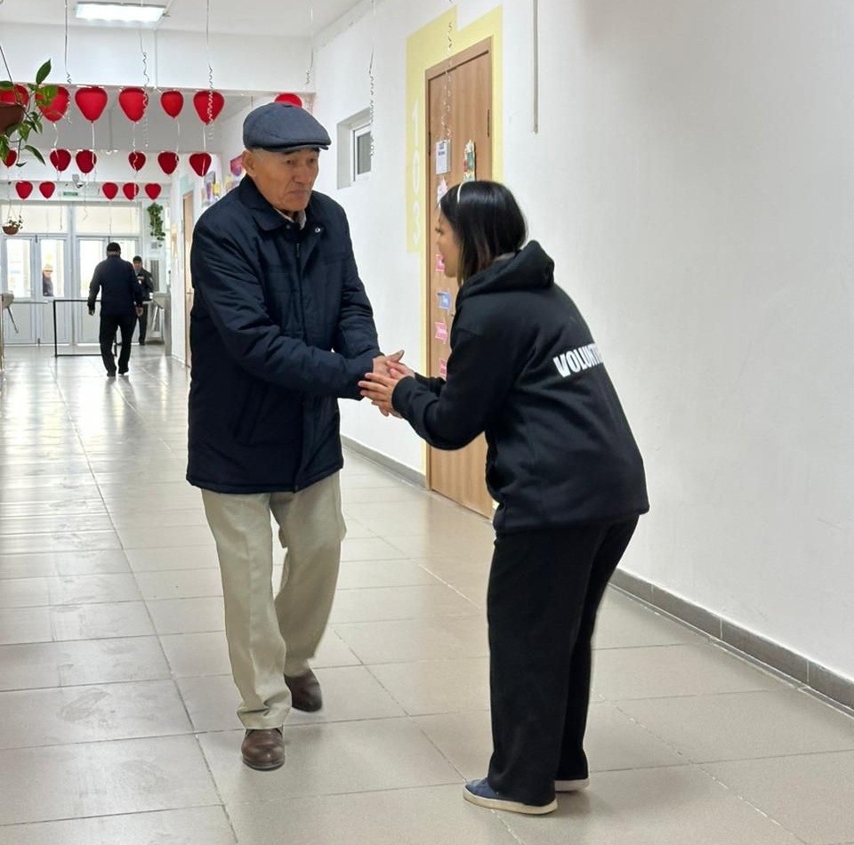 Маңғыстаулық волонтерлар референдумға баратын қарт адамдарға көмек көрсетуде