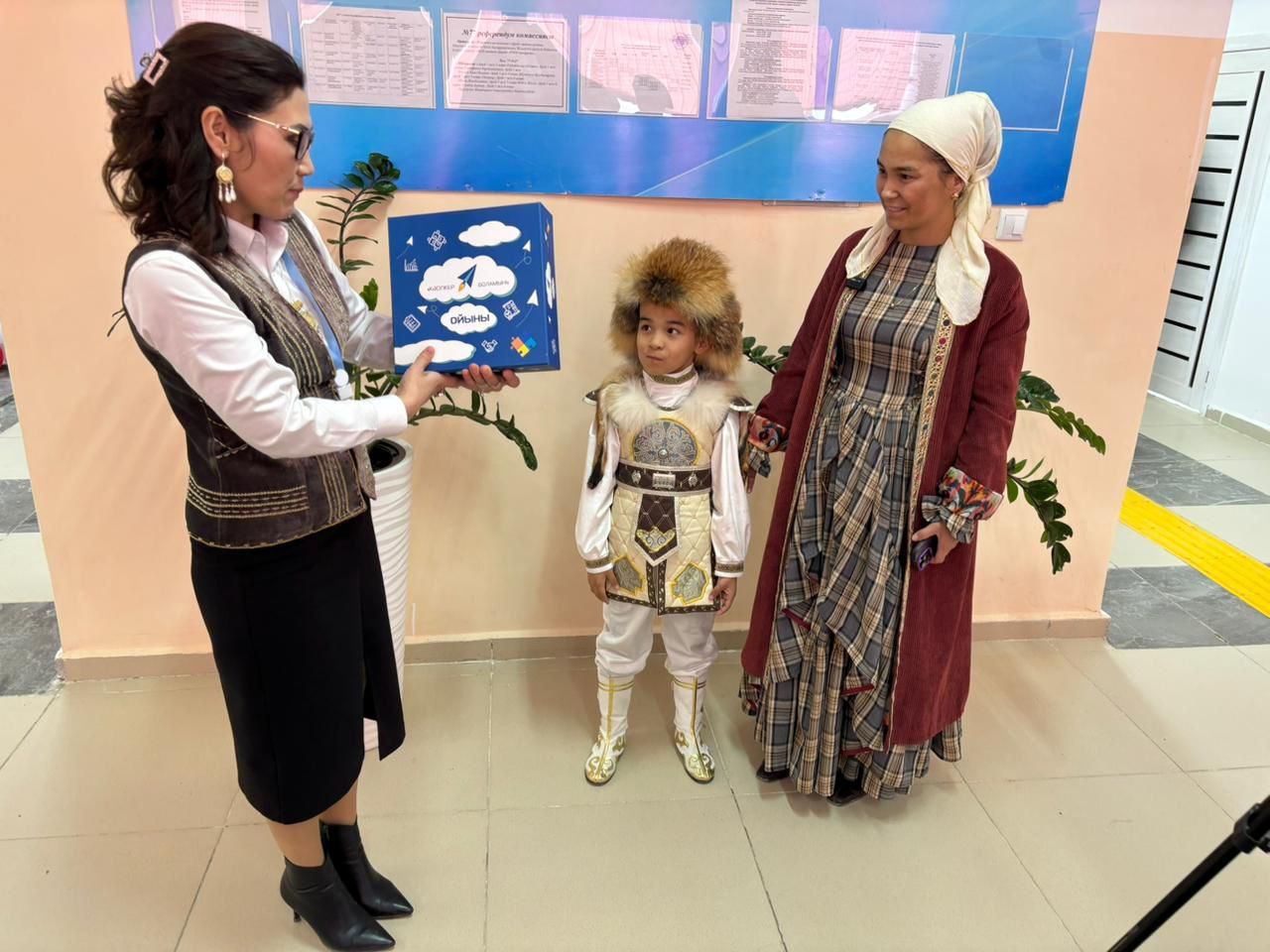 Жаңаөзенде дауыс беру учаскелеріне келген балаларға сыйлықтар табысталуда