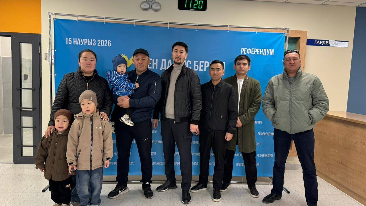 Референдумға келген ақтаулықтар актер Меғдат Өміралиевпен селфи жасады