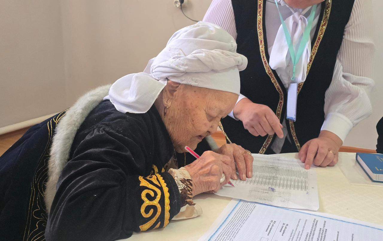 Ғасыр куәгерінің ақ батасы: 104 жастағы Сырға әже таңдау жасады