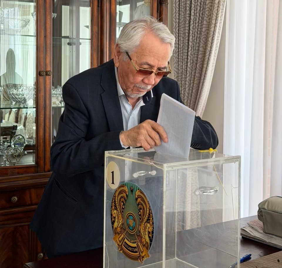 Маңғыстаудың мәдениет майталманы, абыз күйші Сержан Шәкірат референдумда таңдау жасады