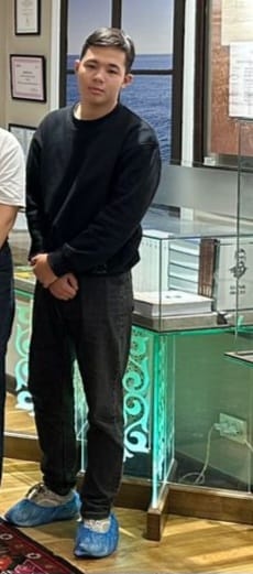 Ақтаулық Шыңғысхан 6 тілде сөйлеп, сөздерді кері оқиды