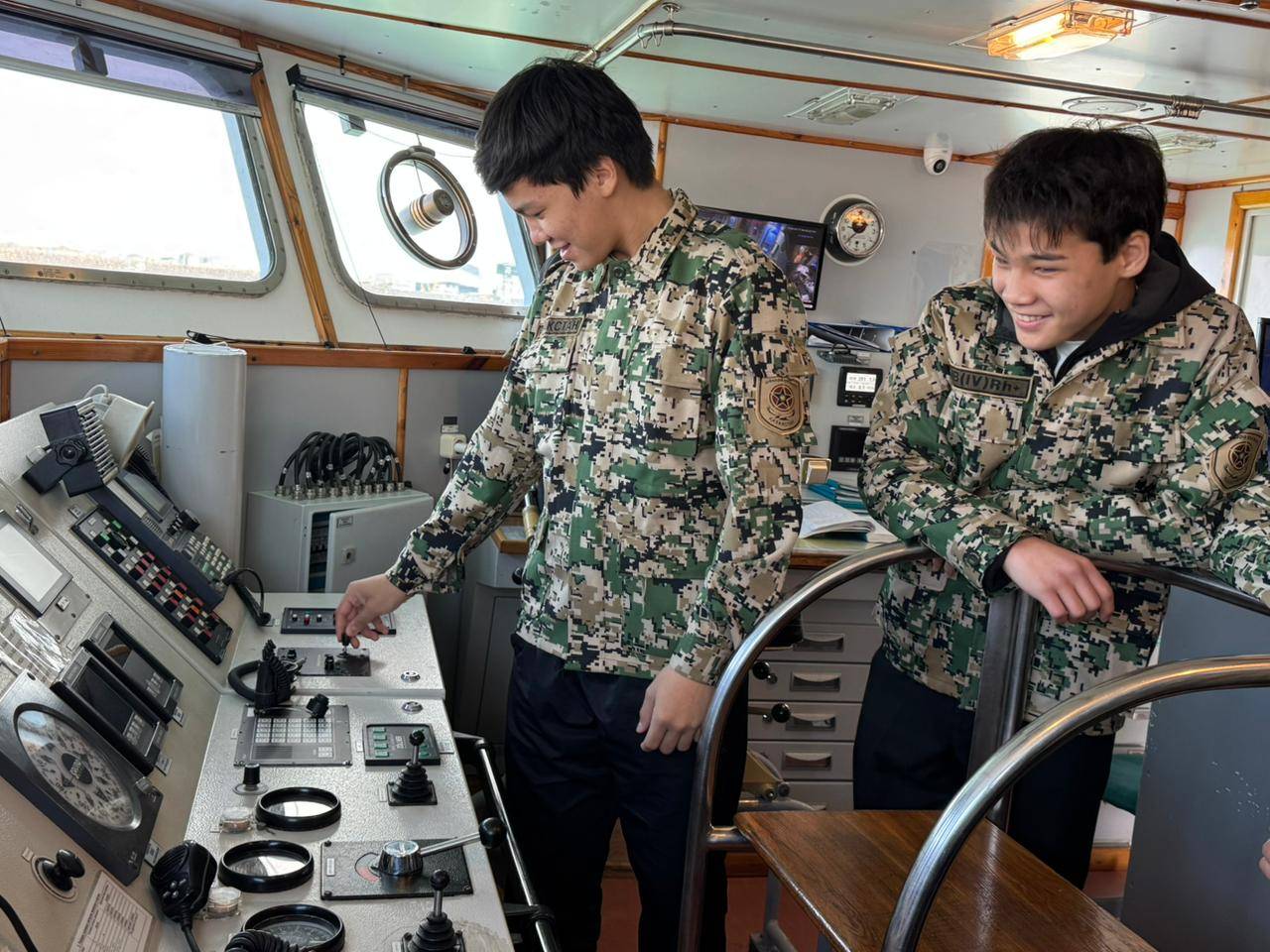 Жүзден астам мектеп оқушысы мен студент әскери теңізшілердің тыныс-тіршілігімен танысты