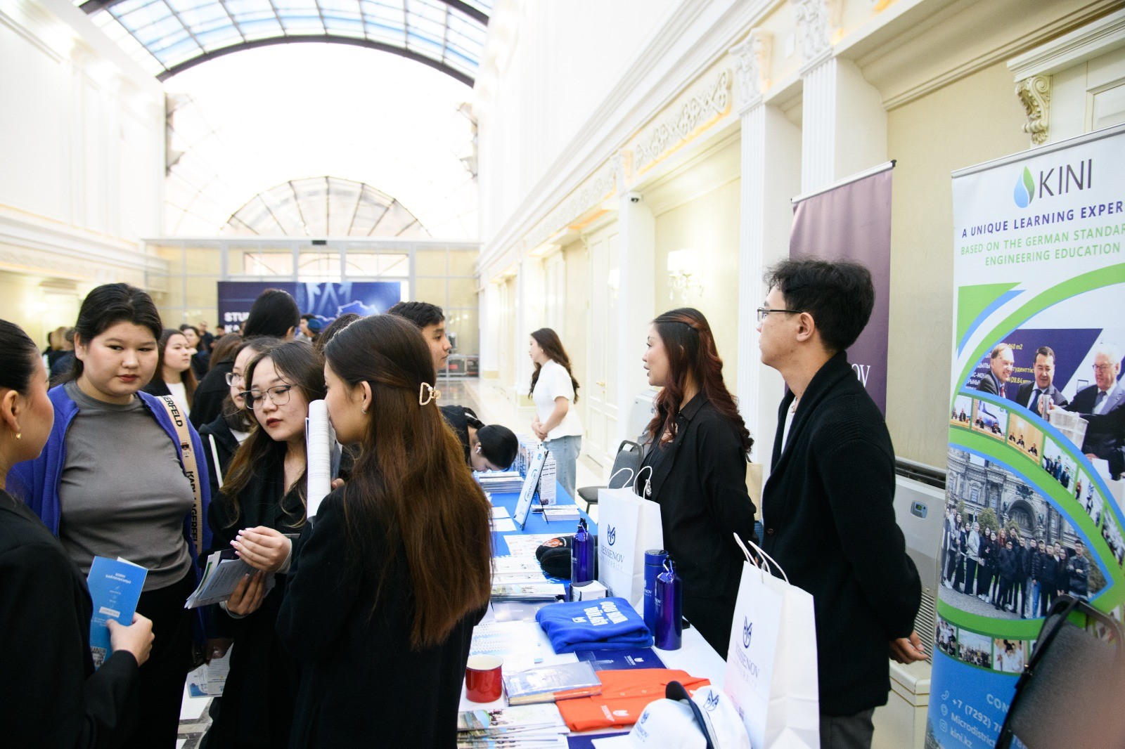 Школьникам в Актау помогали выбрать профессию