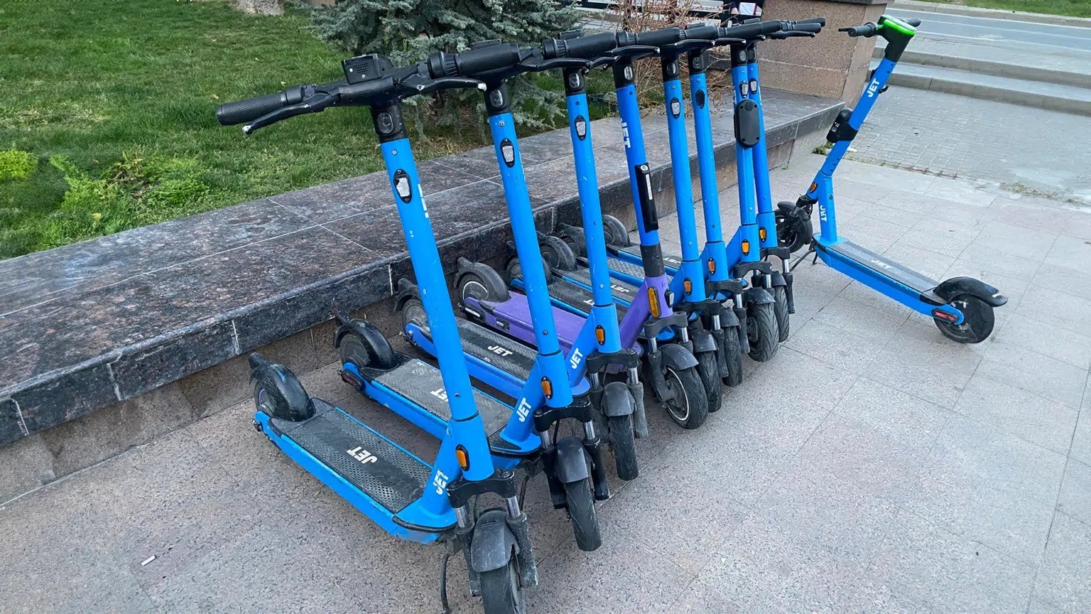 Кәмелетке толмағандарға самокатпен жүруге тыйым салынады