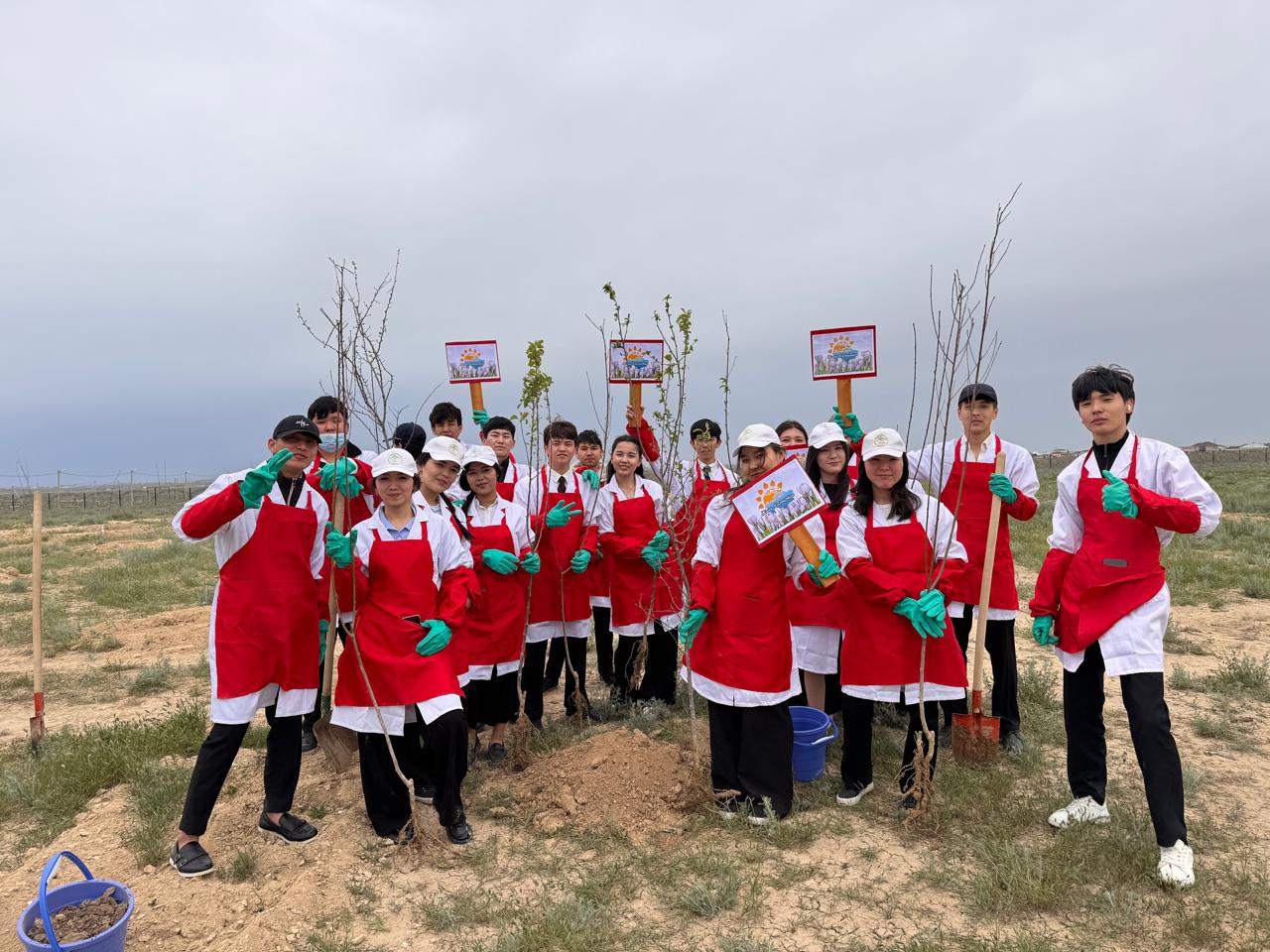 Мұнайлыда мектеп бітіруші түлектер ағаш егу челленжін бастады