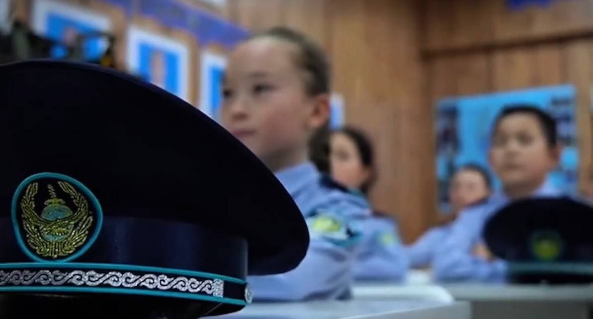 Первые выпускники классов "Жас сақшы" получили сертификаты и выбрали путь служения закону