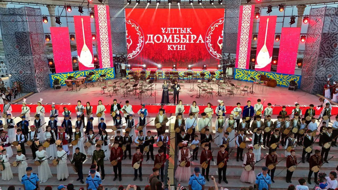 В Актау 500 юных домбристов одновременно играли кюи в честь Национального дня домбры