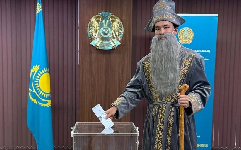Казахстанец в образе бия одним из первых проголосовал в Токио