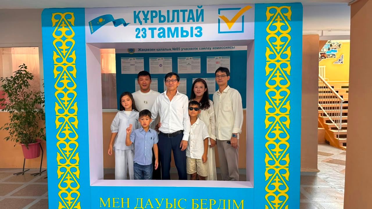 В Мангистау кюйши Әзірбай Өскінбаев проголосовал на выборах в Курултай