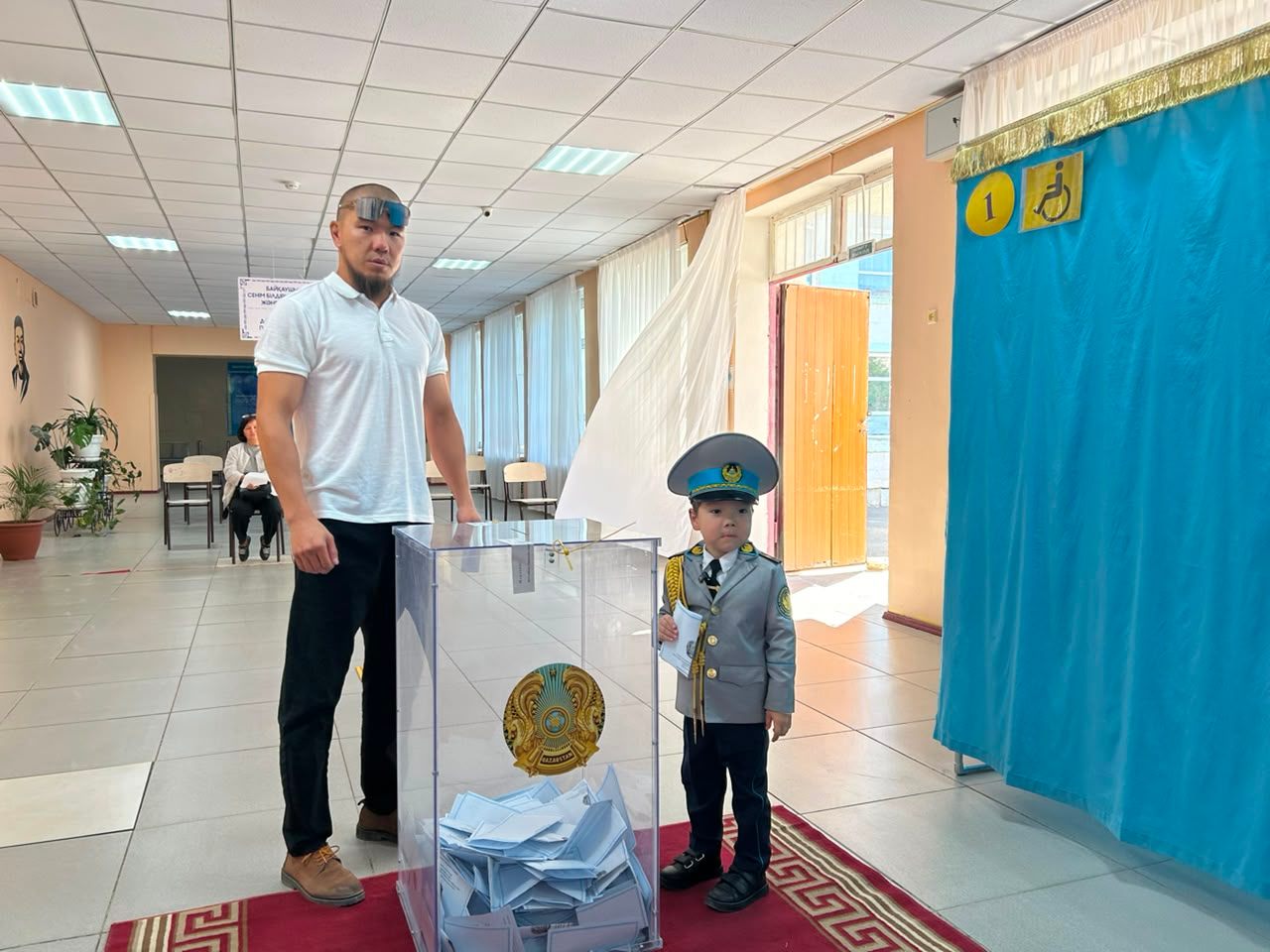 Юный патриот Бек Али пришел на избирательный участок вместе с отцом
