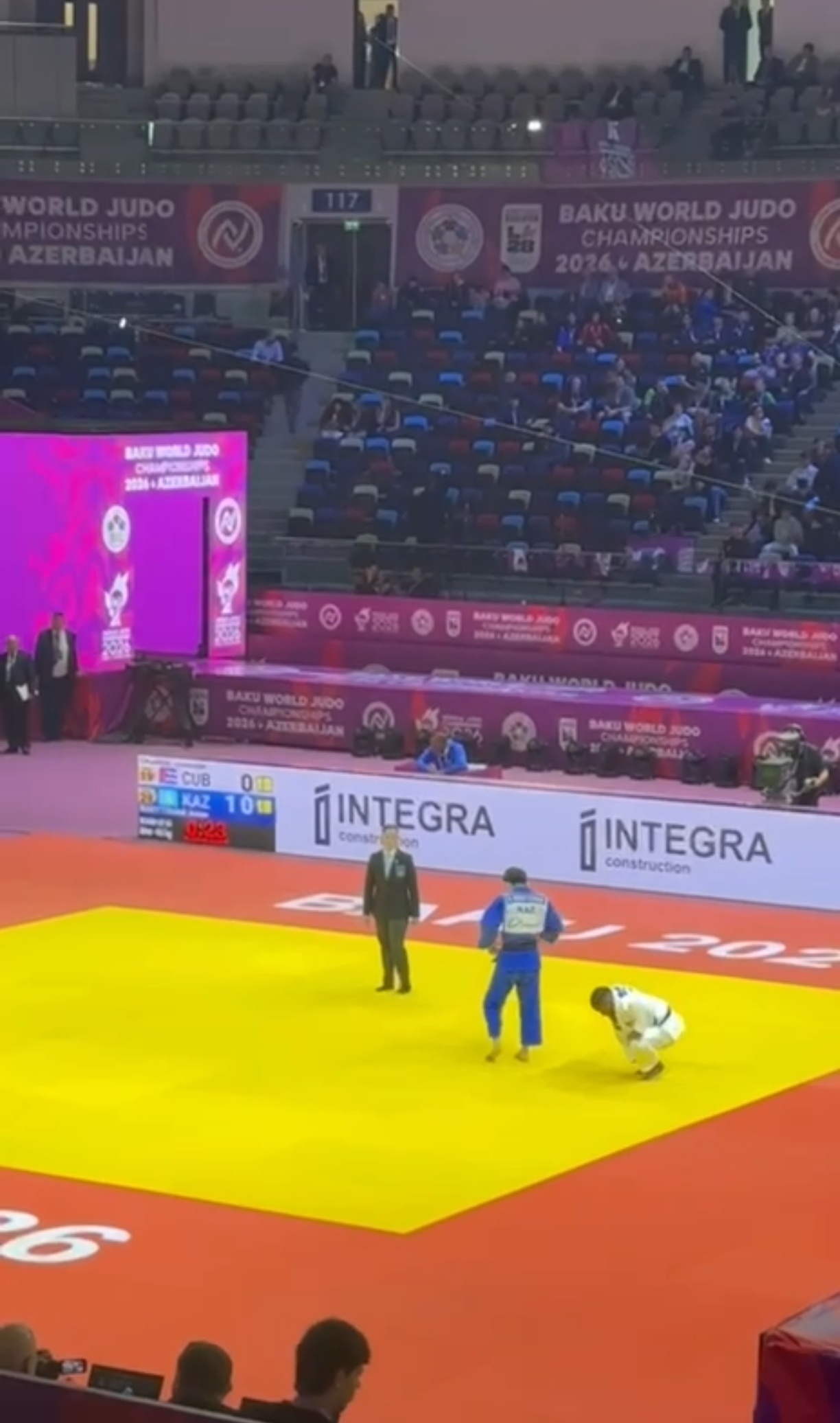 Чемпионат мира по дзюдо: Аман Бакытжан и Шерзод Давлатов успешно начали турнир