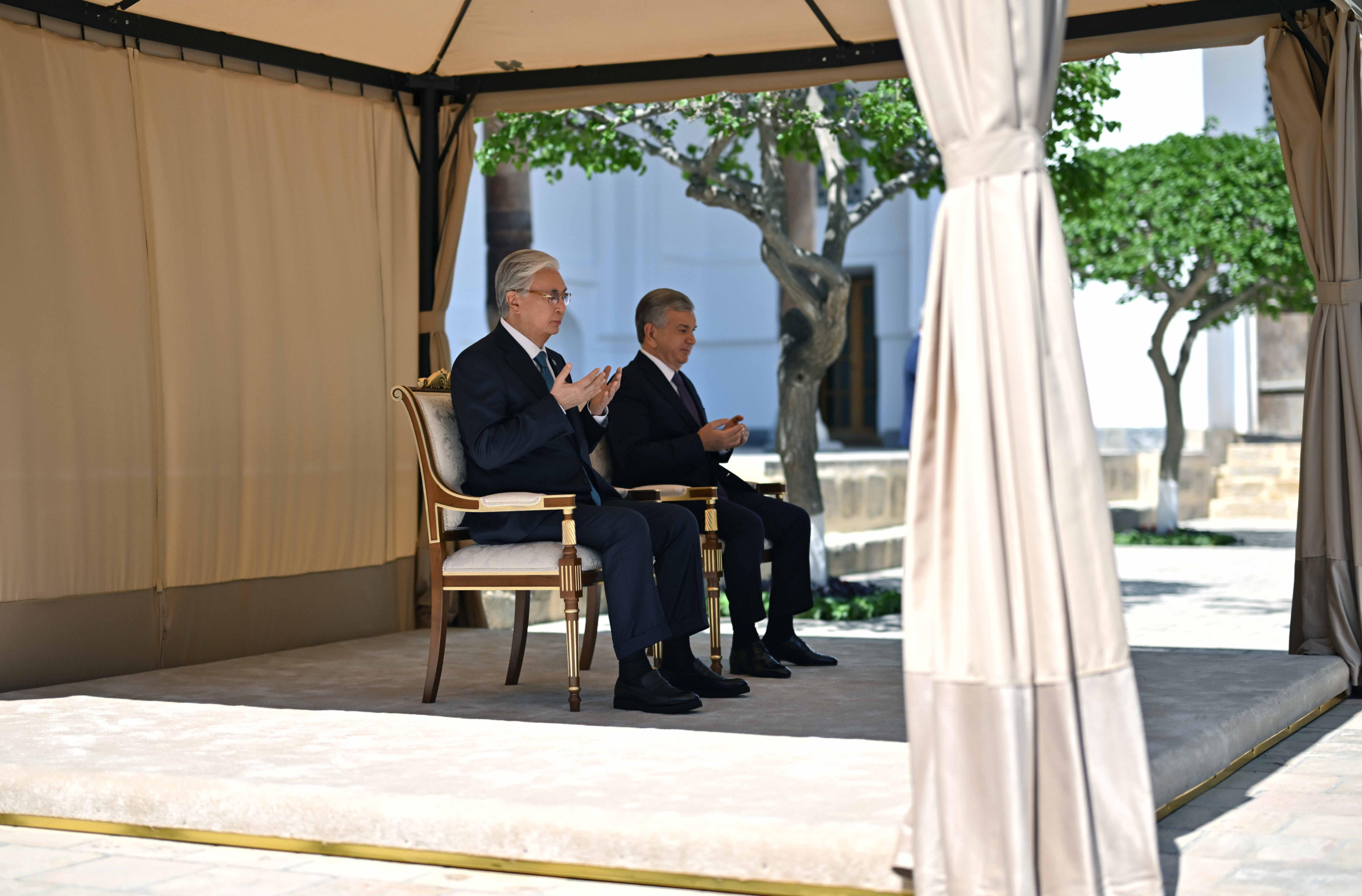 Касым-Жомарт Токаев и Шавкат Мирзиёев посетили мемориальный комплекс Бахауддина Накшбанди