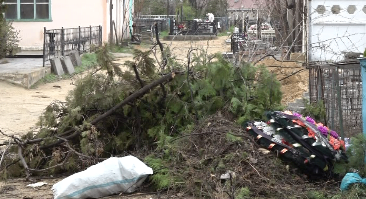 Горожане жалуются на состояние христианского кладбища