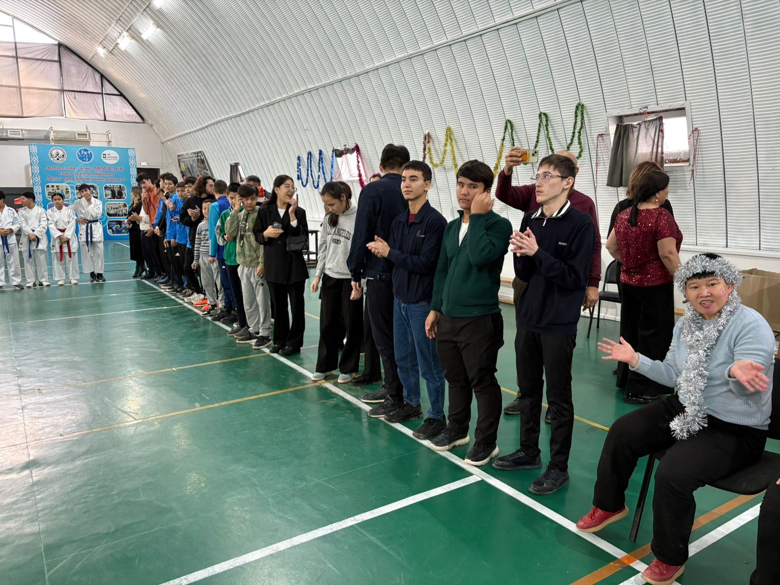 Ақтауда мүмкіндігі шектеулі спорт клубының тәрбиеленушілері үшін жаңа жылдық шырша өтті