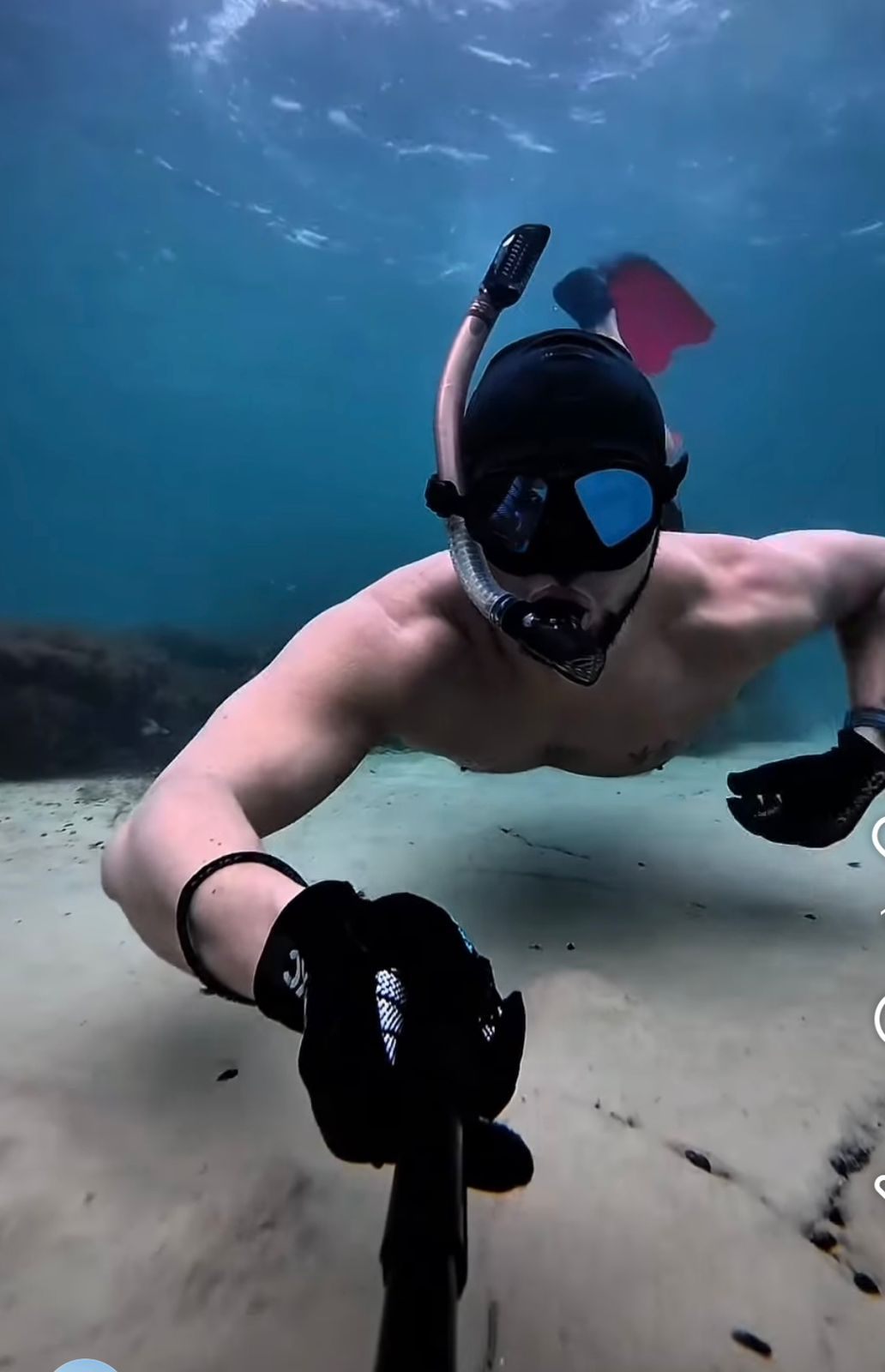 Ақтаулық мектеп завхозы Каспийдің су асты әлемін көрсетті