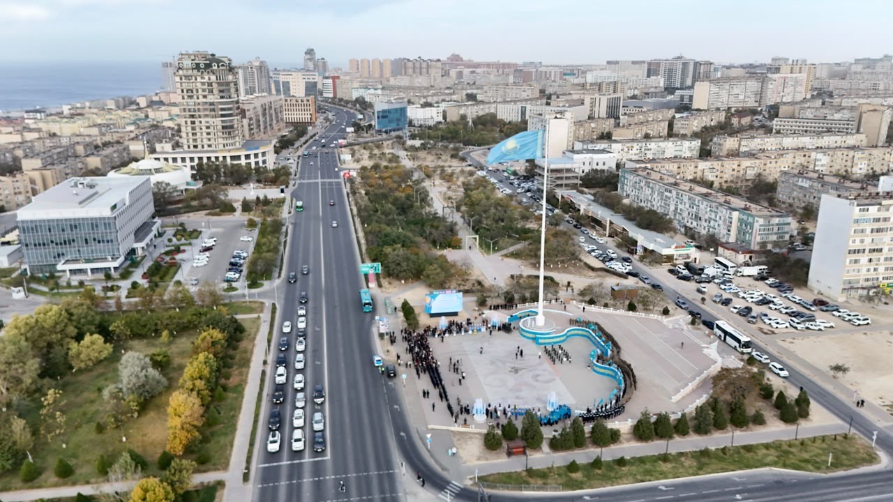 Ақтауда Республика күніне орай Мемлекеттік ту көтеру рәсімі өтті