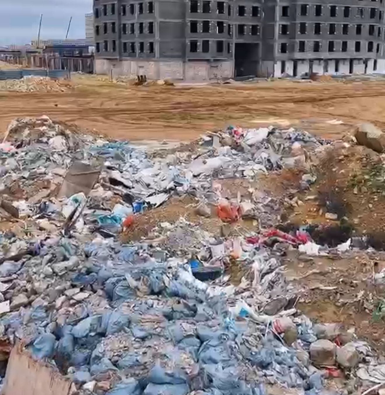 Ақтауда құрылыс нысандары аумағында рұқсатсыз төгілген қоқыс үйінділері анықталды