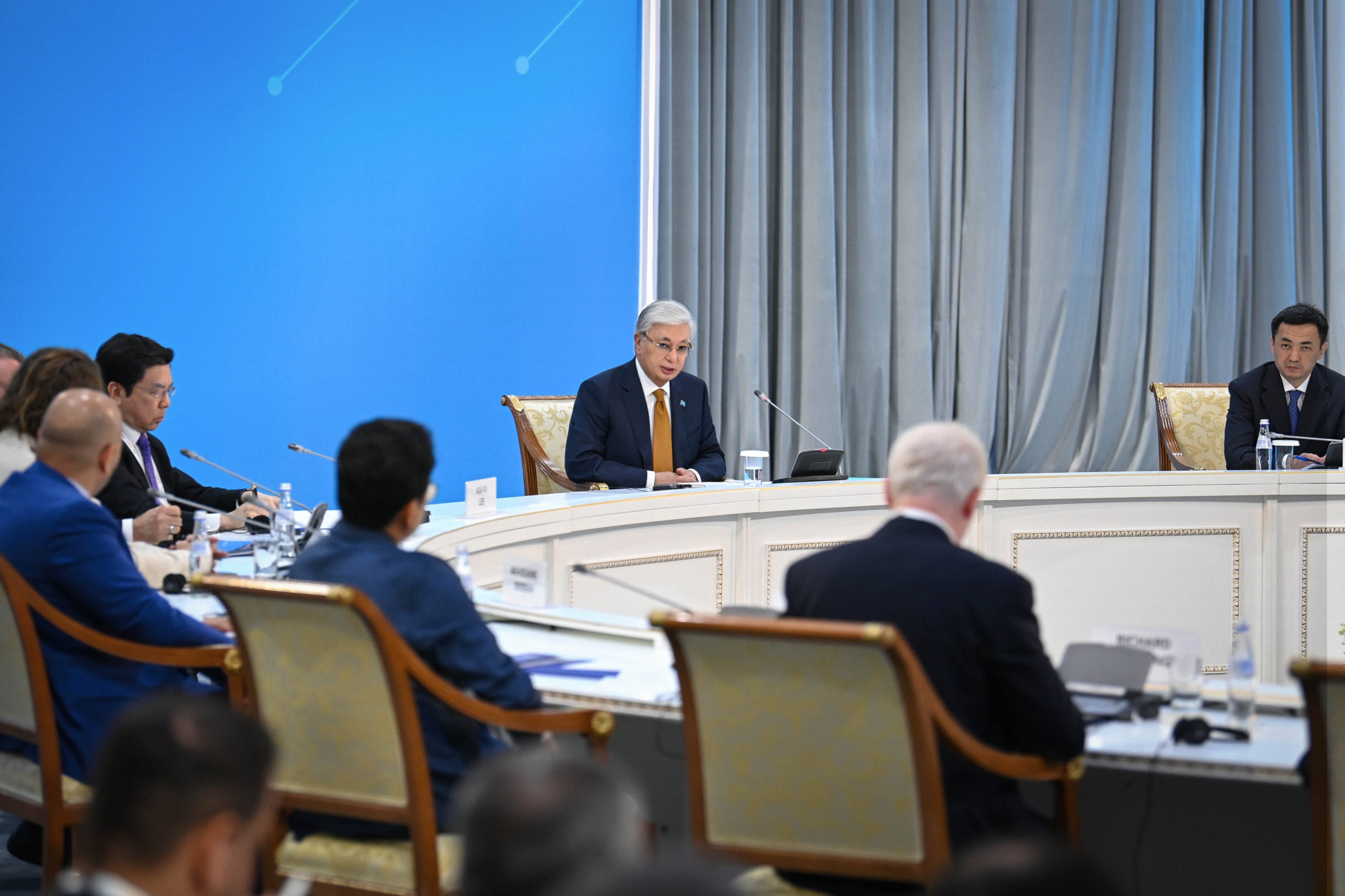 Қасым-Жомарт Тоқаев елімізге әлемнің әр түкпірінен білікті мамандар шақыру және инвестиция тарту үшін барлық жағдай жасалғанын атап өтті
