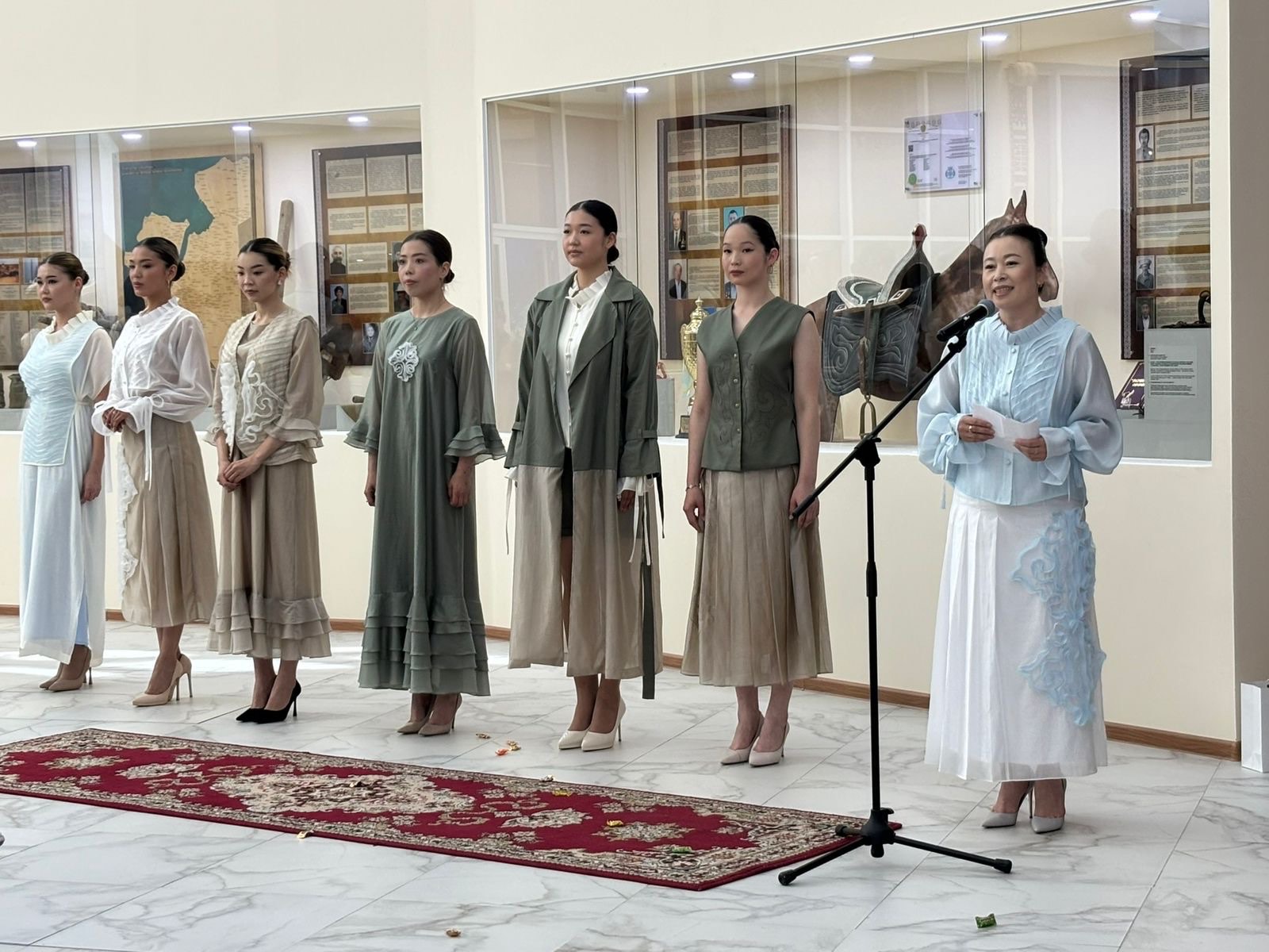 Ақтаудағы Banu Tulegen сән үйі мұражайға ұлттық киім тапсырды