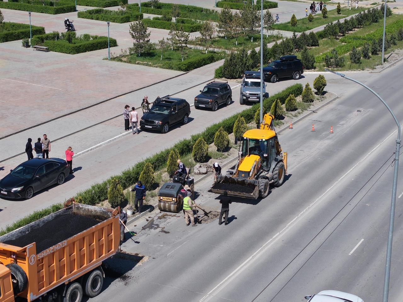 В Актау начались работы по ремонту дорог с ямами