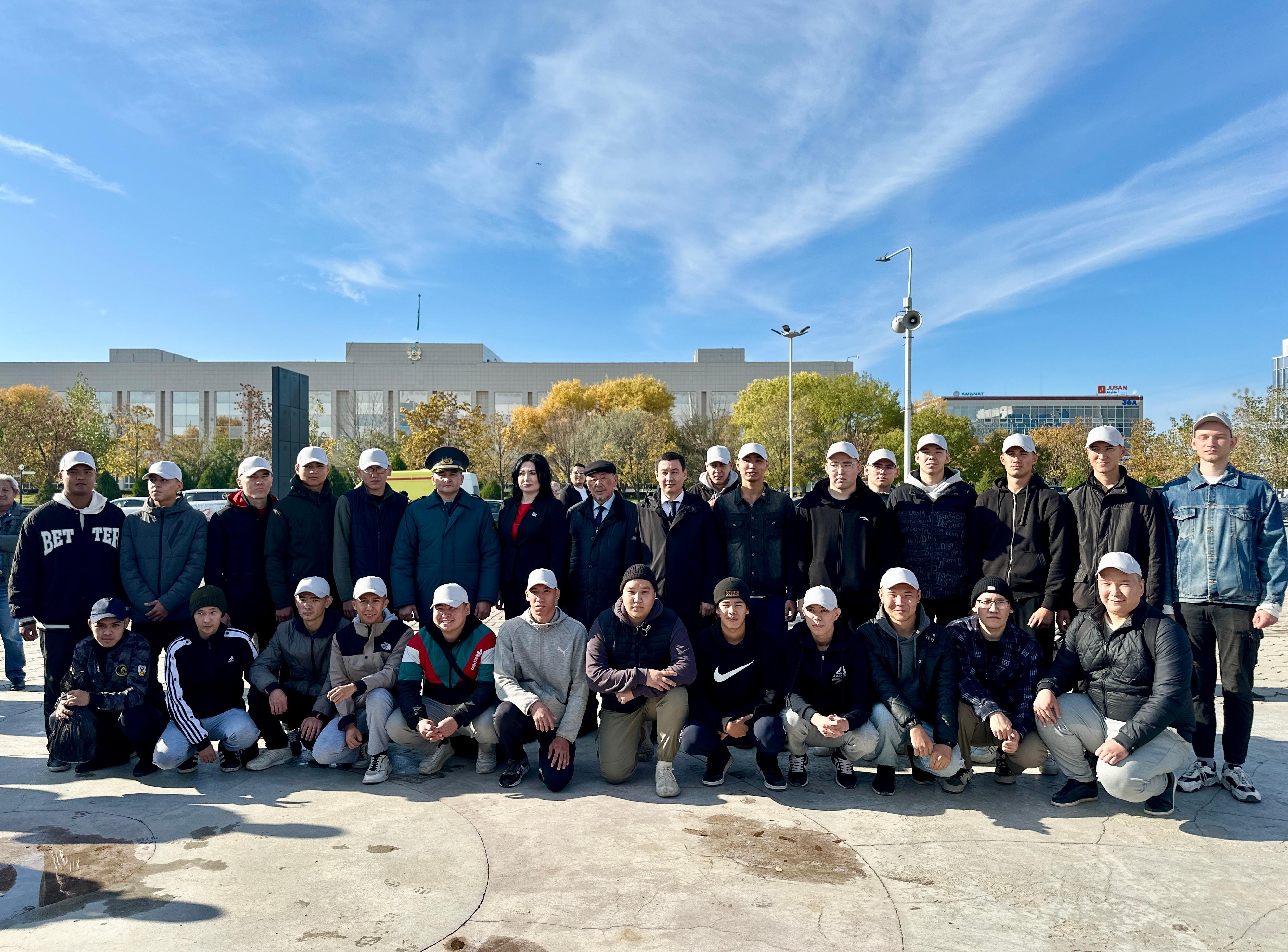 Ақтауда Мәжіліс депутаты жалғыз ұлын әскерге шығарып салды