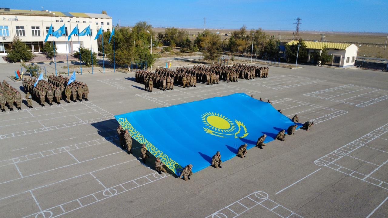Ақтау гарнизонында Республика күніне орай ту көтерілді