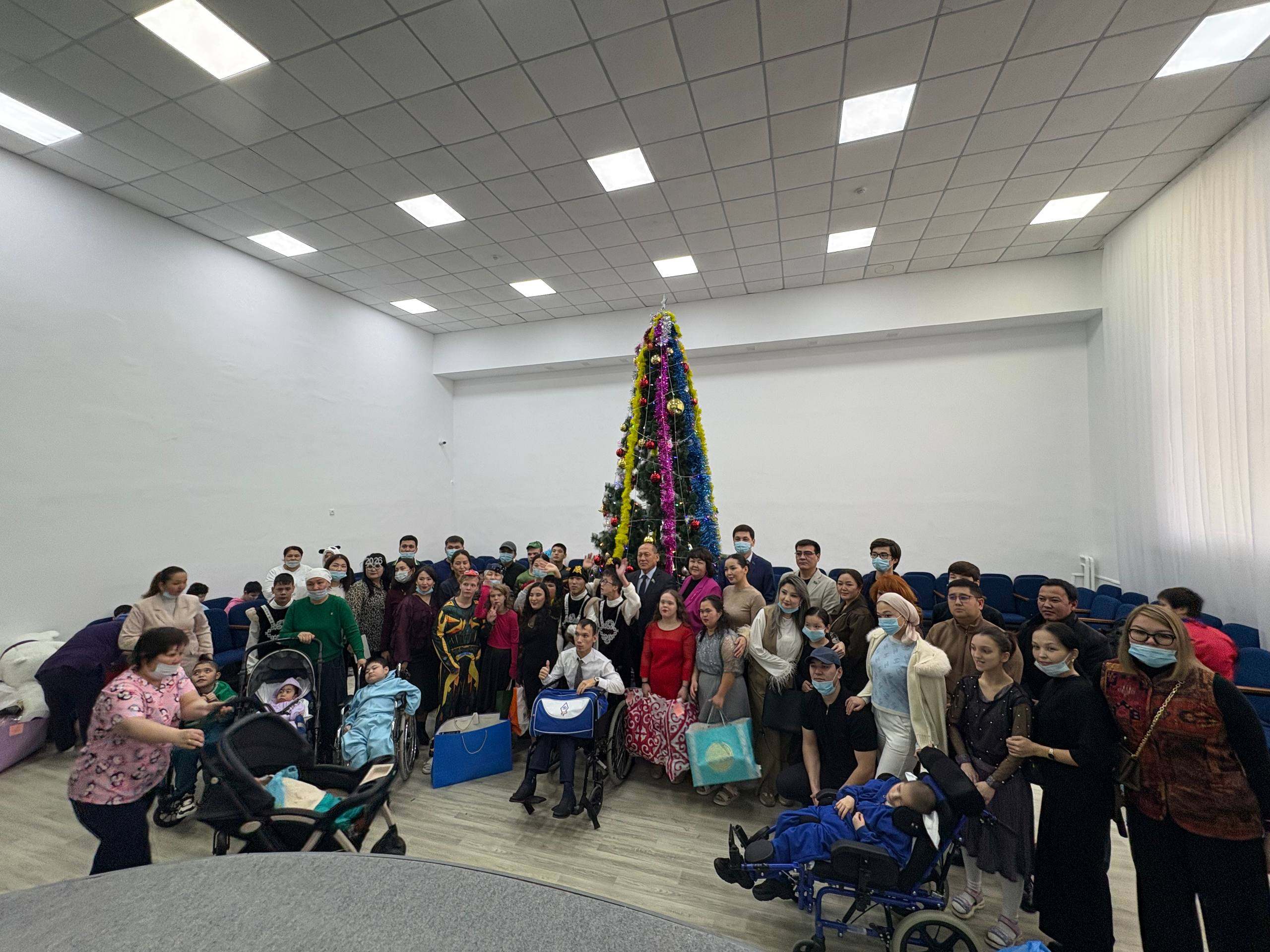 Ақтауда 50 ерекше балаға жаңа жылдық сыйлықтар табысталды