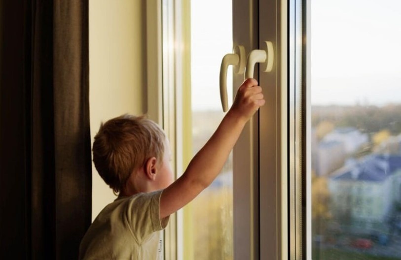 Пять детей выпали из окон с начала года В Мангистау