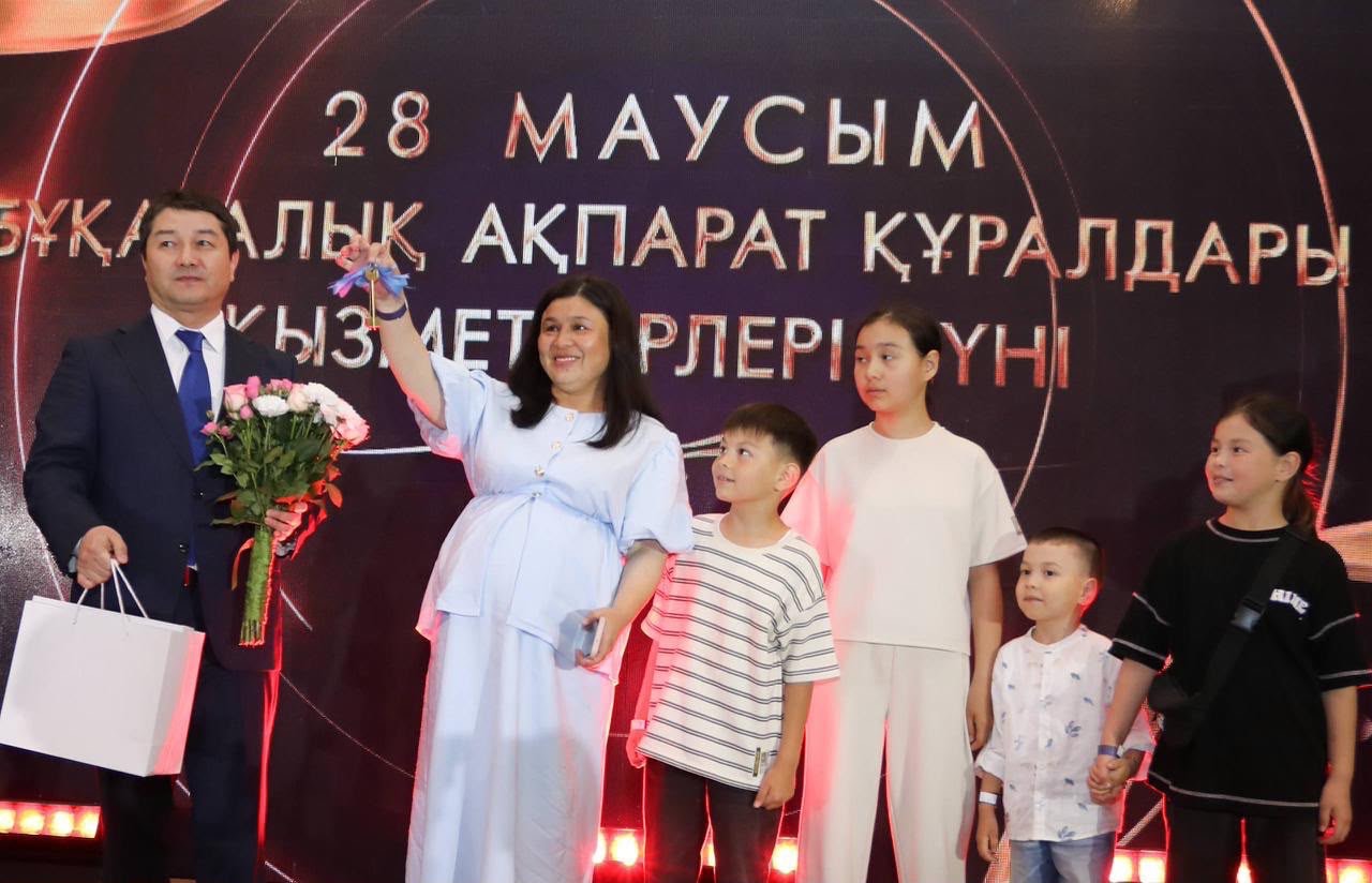 В Мангистауской области журналистам вручили ключи от новых квартир