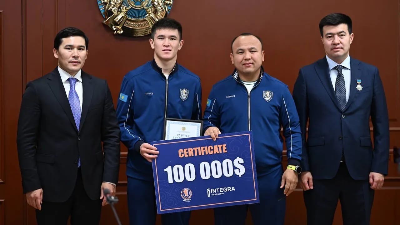 Бокстан әлем чемпионы болған қазақстандықтарға 100 мың долларға дейінгі сертификаттар табысталды