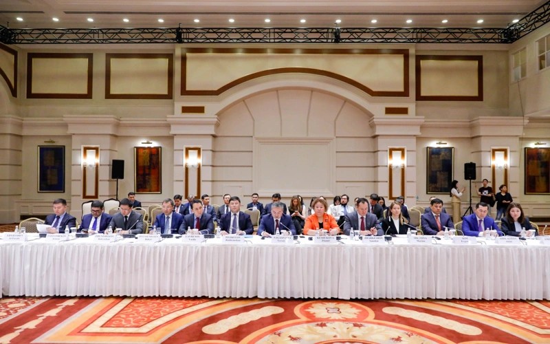 Өнеркәсіп және құрылыс министрі Оңтүстік Корея компанияларын Ақтау және Құрық порттарын дамытуға шақырды