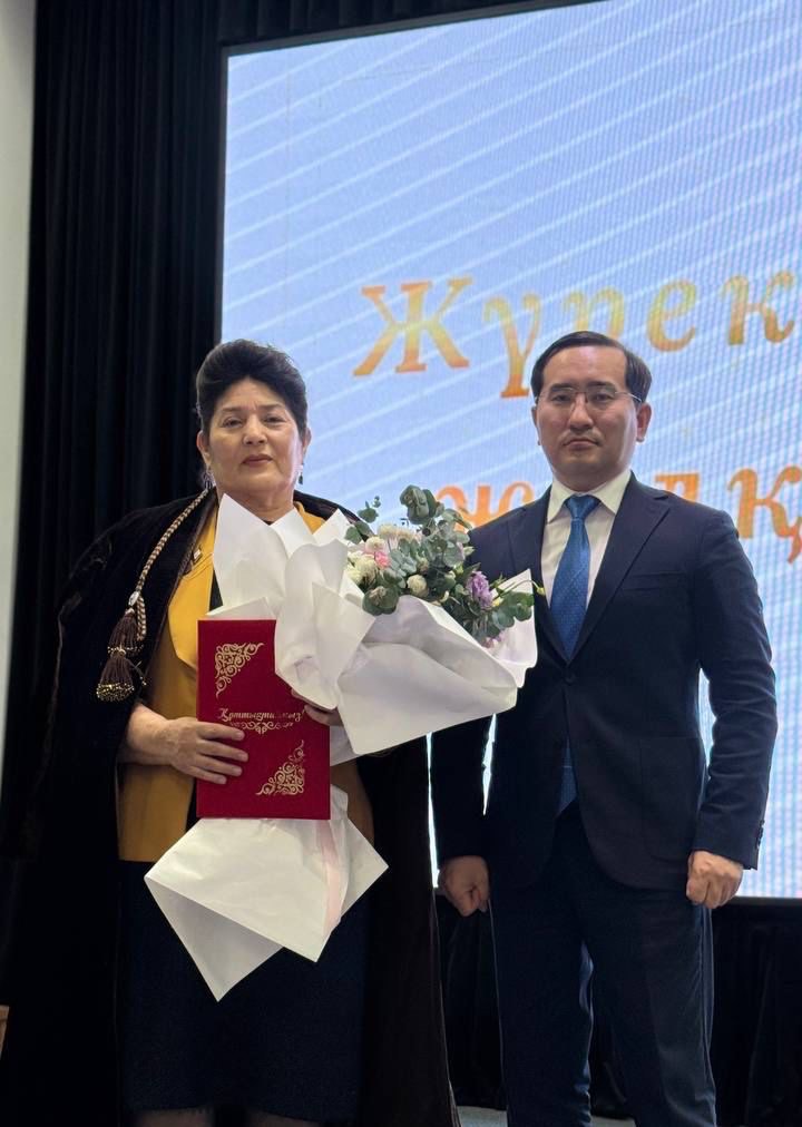 Түпқарағанда білім саласының ардагері құрметті зейнетке шықты