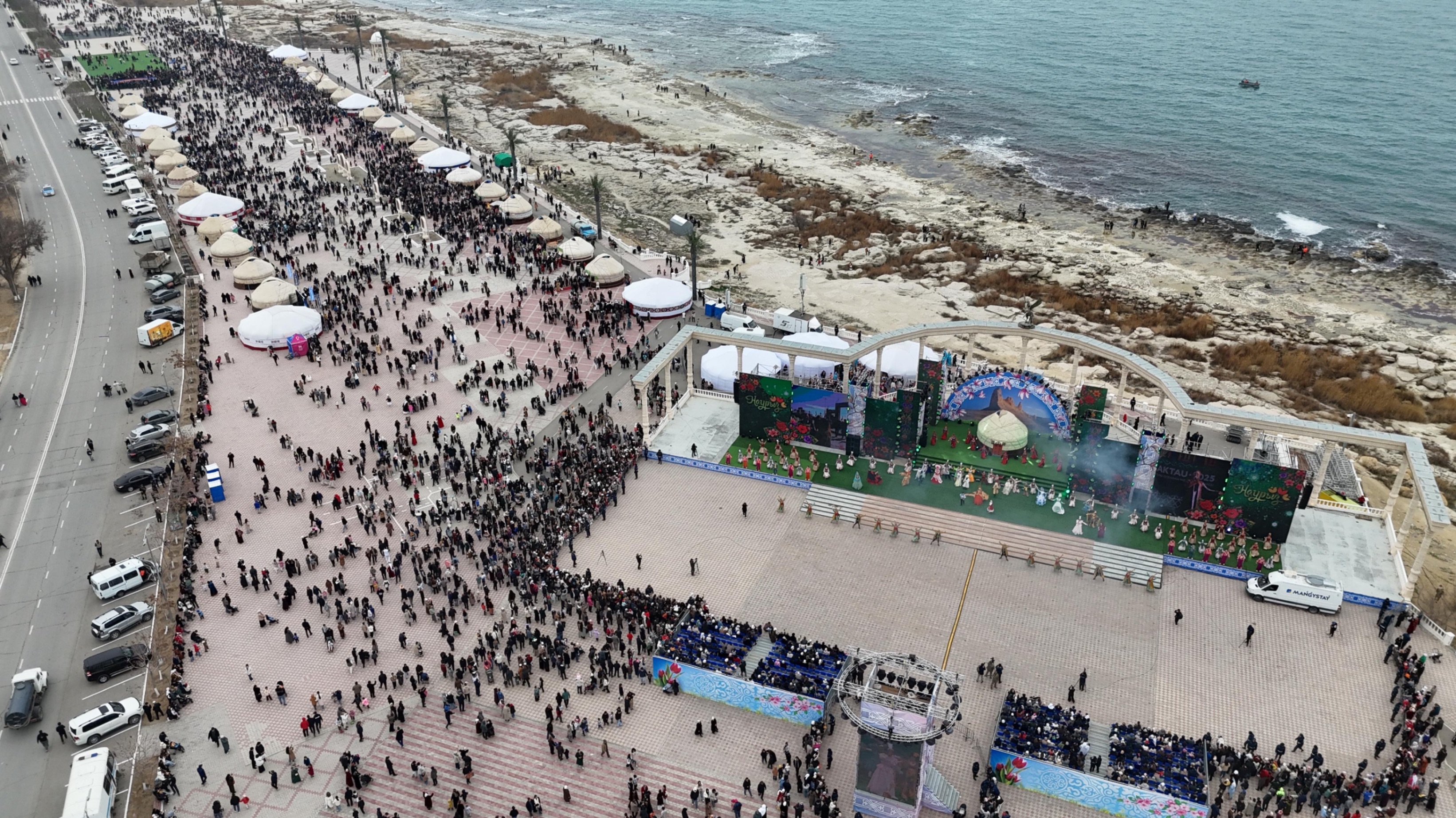 Ақтауда мыңдаған тұрғын ұлттық киіммен мерекелік шеруге шықты