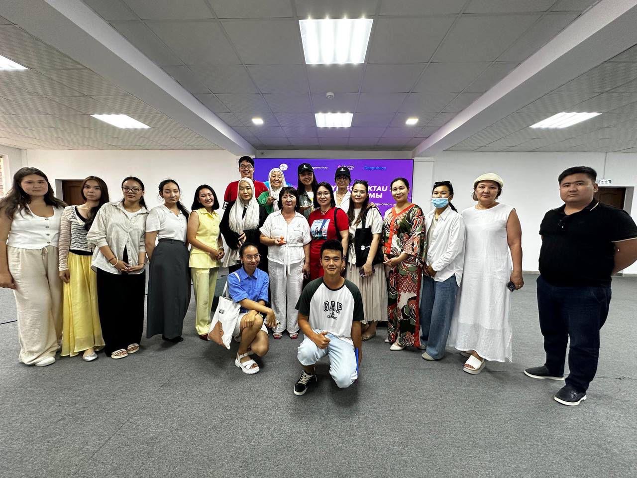 Ыстық кеуделі кеңсе сәбиі Никки Бенц бастығының әтешіне мінеді