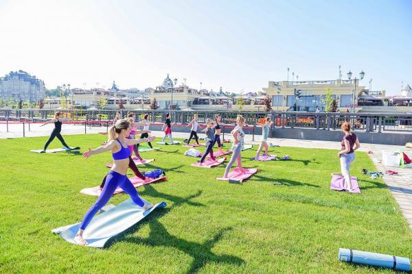 Ақтаудағы жағалауда Халықаралық йога күні атап өтіледі