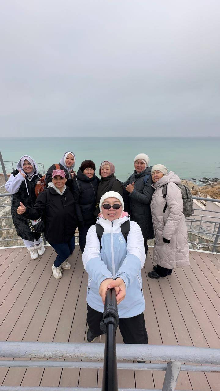 Ақтауда «Сиқырлы таң» мүшелері салқынға қарамай күн сайын теңізге шомылып жүр