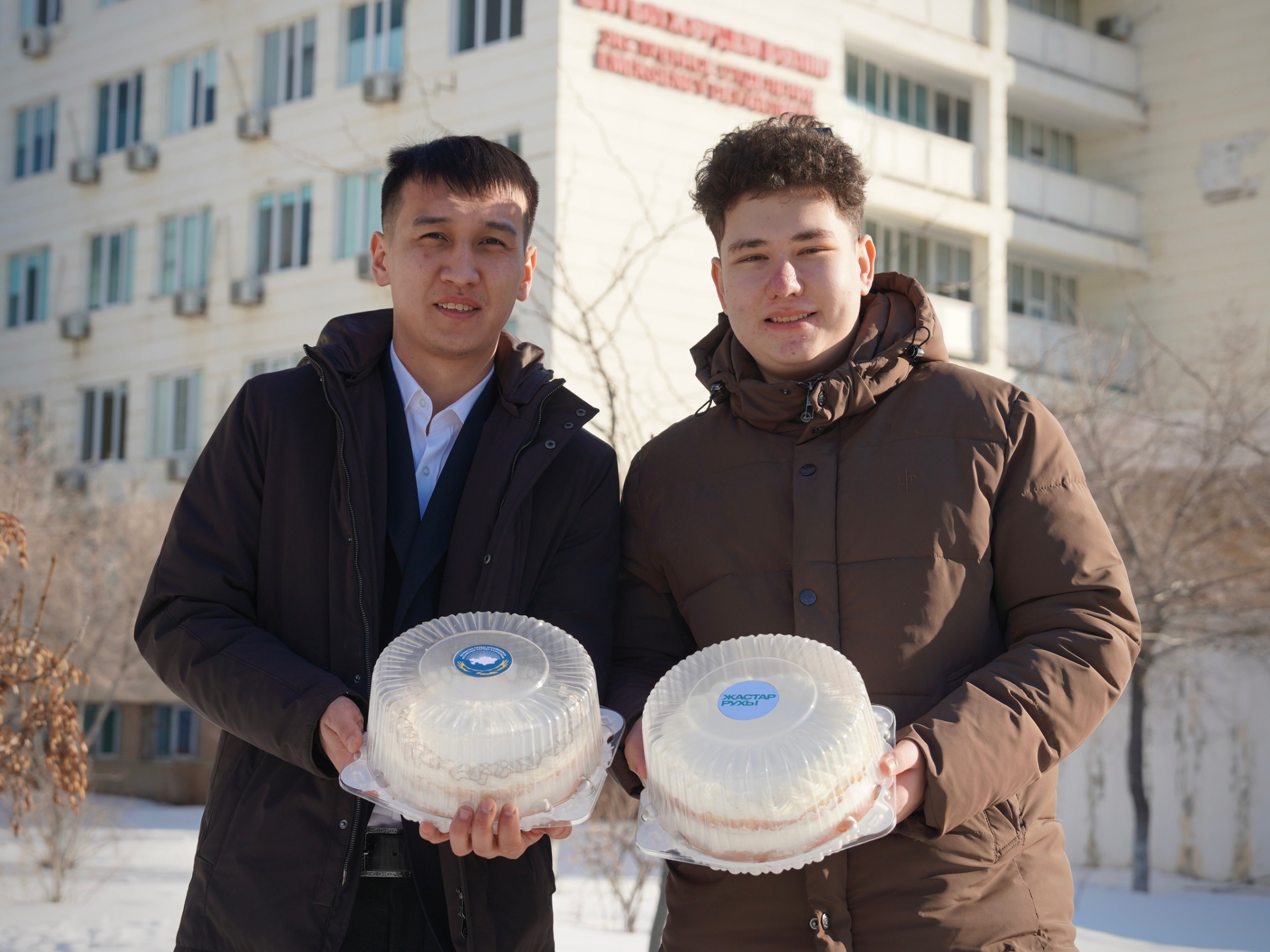 Маңғыстаулық еріктілер өз қолымен дайындаған тәттілерін дәрігерлерге сыйлады