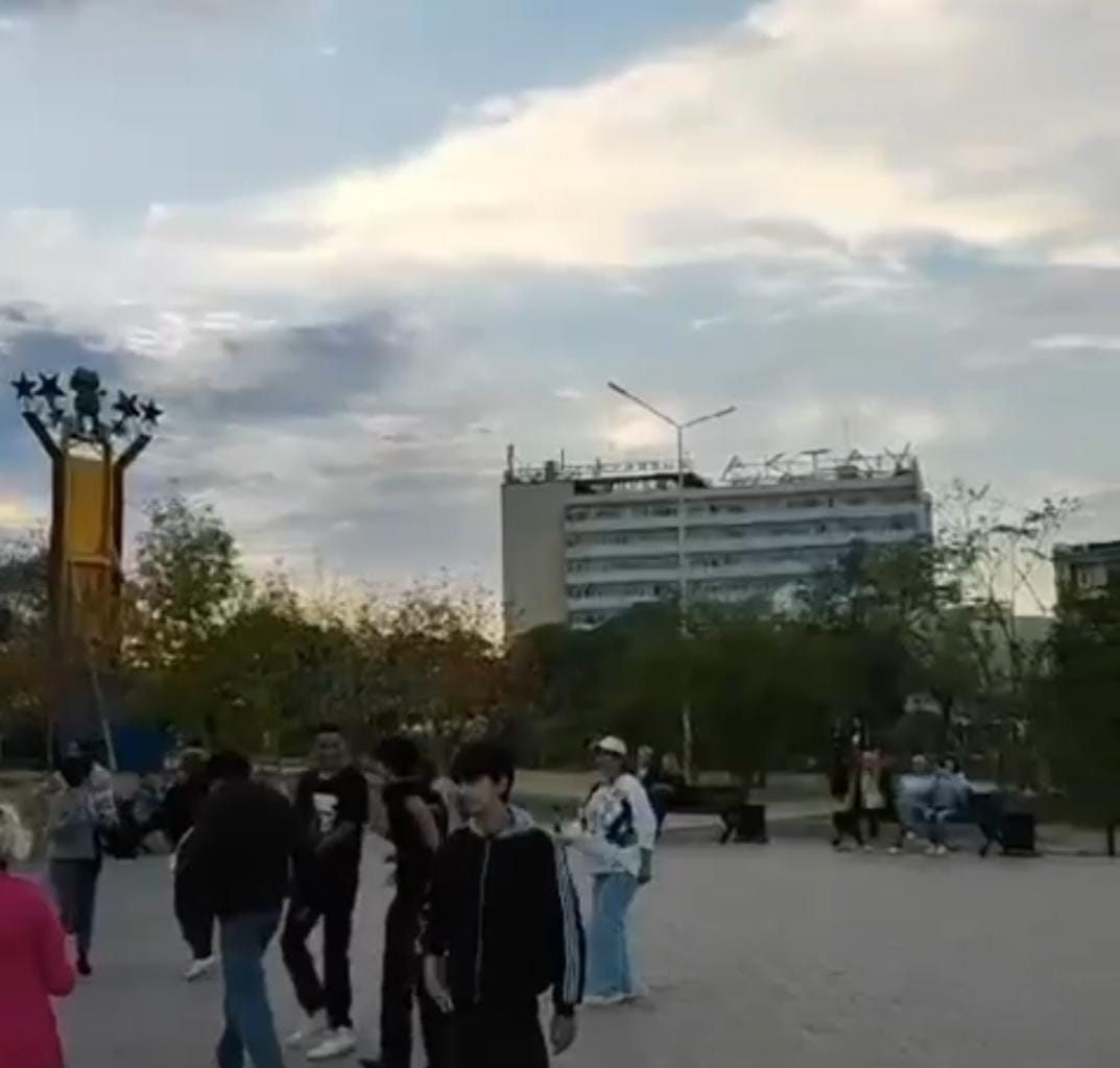Ақтаулықтар қала күнінде ашық аспан астында би биледі