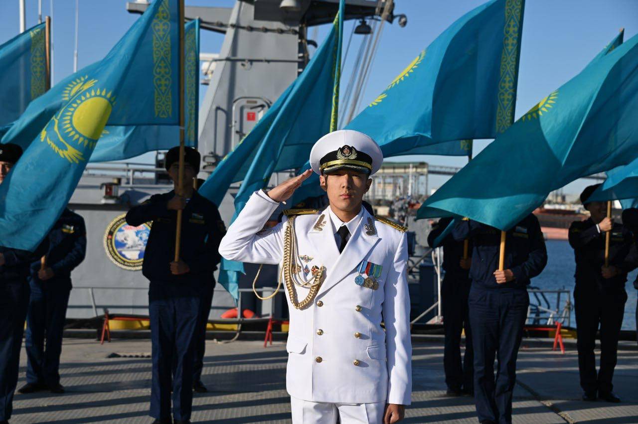 Военные моряки пронесли по Каспийскому морю Государственный флаг