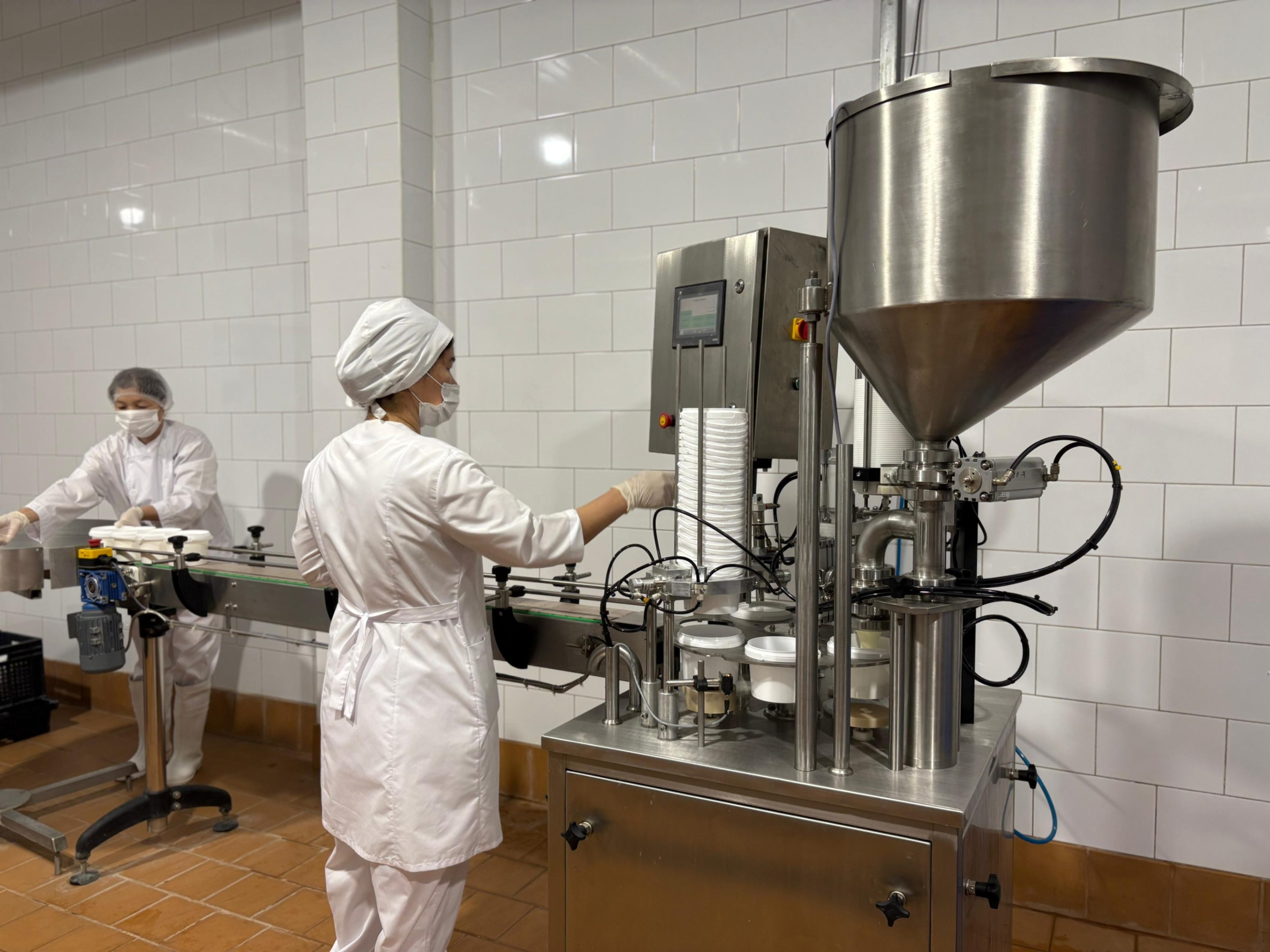 Представители Ассамблеи и Сената ознакомились с работой  молокозавода в Мангистау